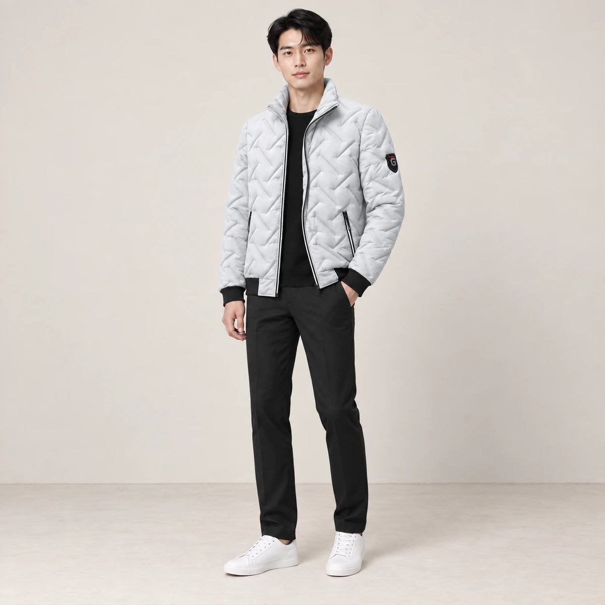Veste matelassée blanc gris portée de trois-quarts dans le studio IVAREE.