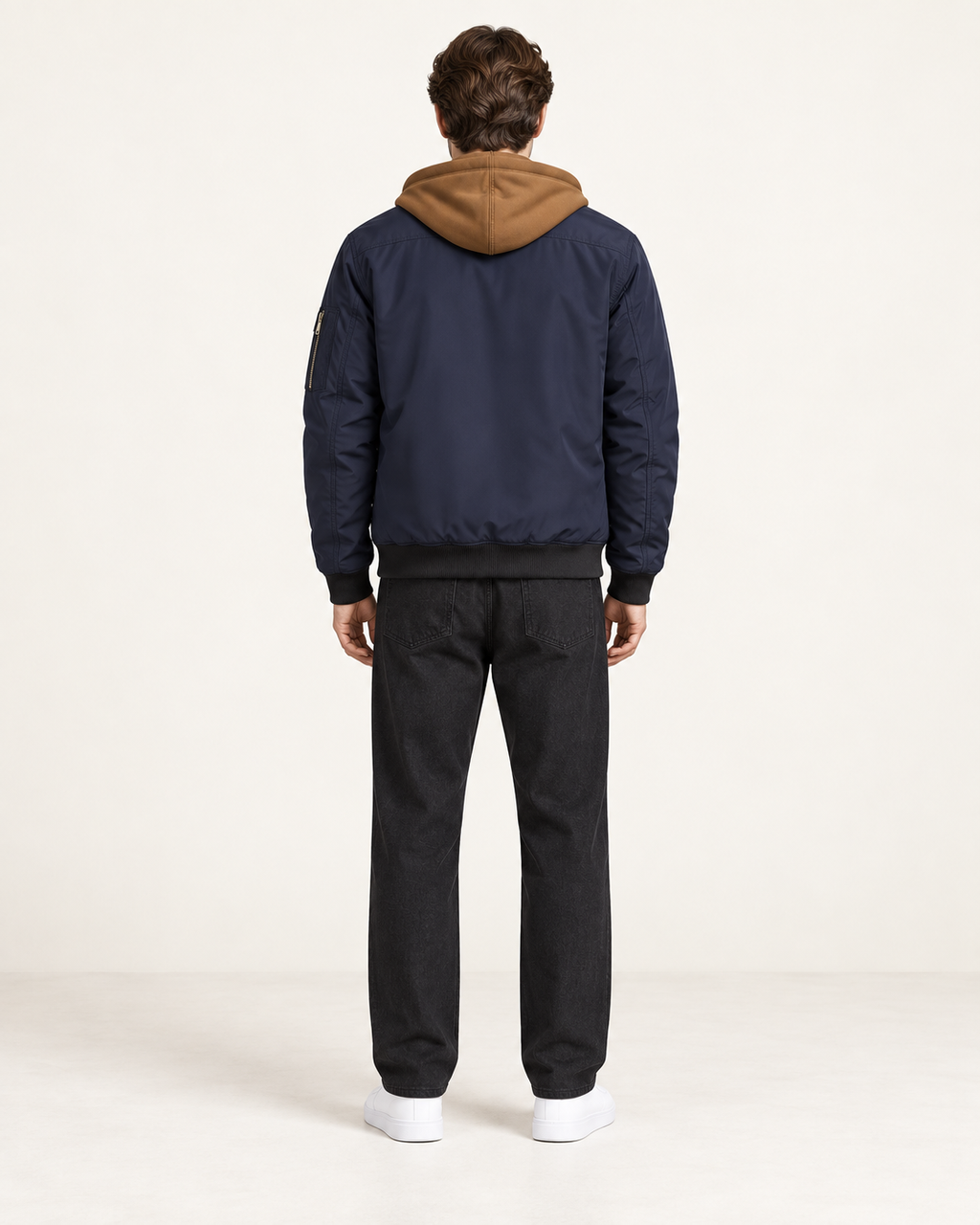 Veste matelassée à capuche bleu marine, vue dos, studio IVAREE