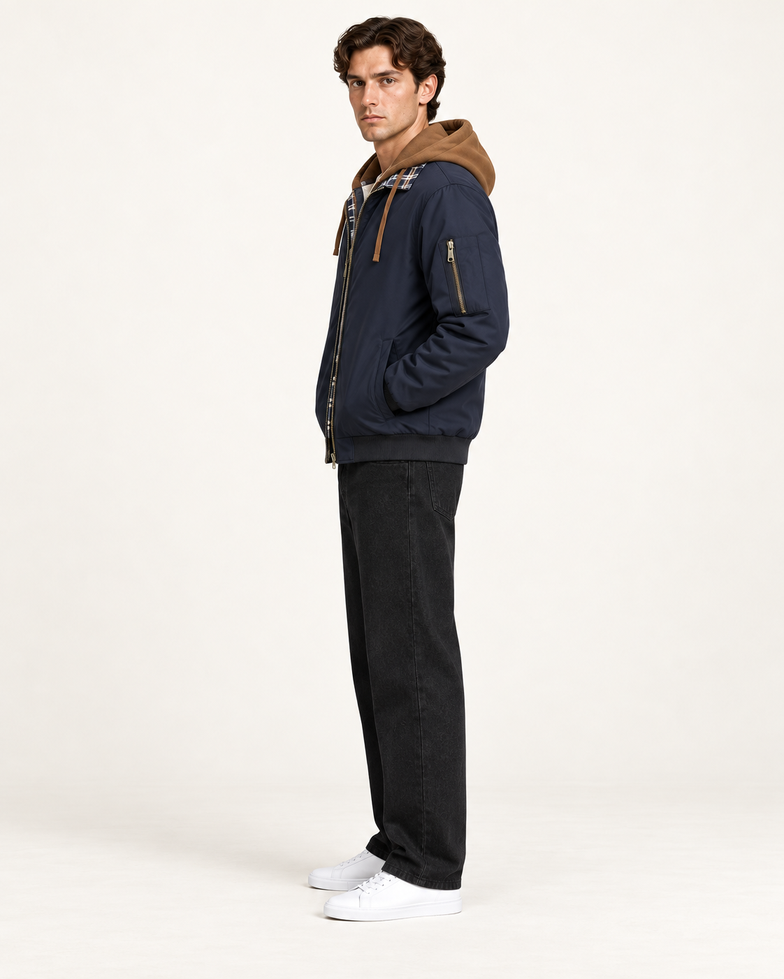 Veste matelassée à capuche bleu marine, vue profil, studio IVAREE