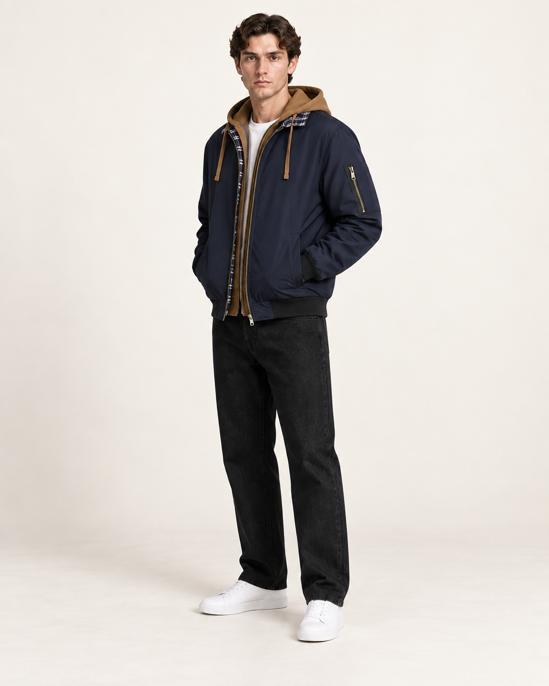 Veste matelassée à capuche bleu marine, vue trois-quarts, studio IVAREE