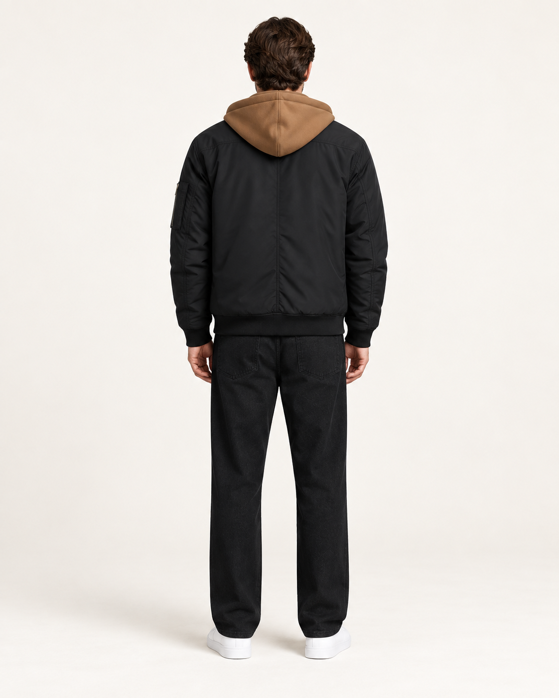 Veste matelassée à capuche noir, vue dos, studio IVAREE