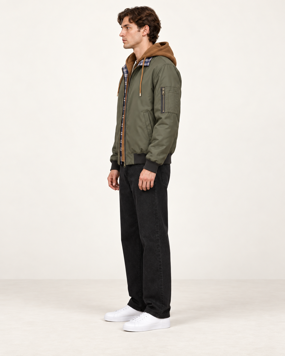 Veste matelassée à capuche vert olive, vue profil, studio IVAREE