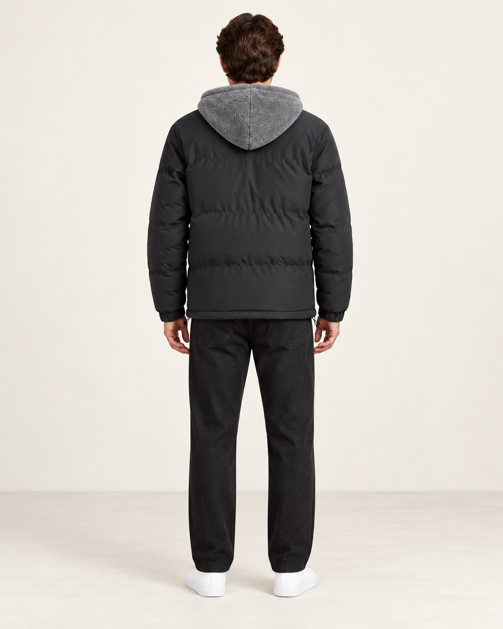 Veste matelassée à capuche gris, vue dos, dans le studio IVAREE.