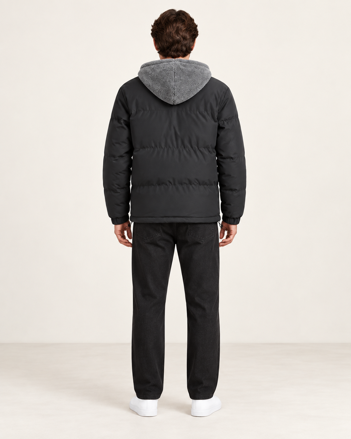 Veste matelassée à capuche gris, vue dos, dans le studio IVAREE.