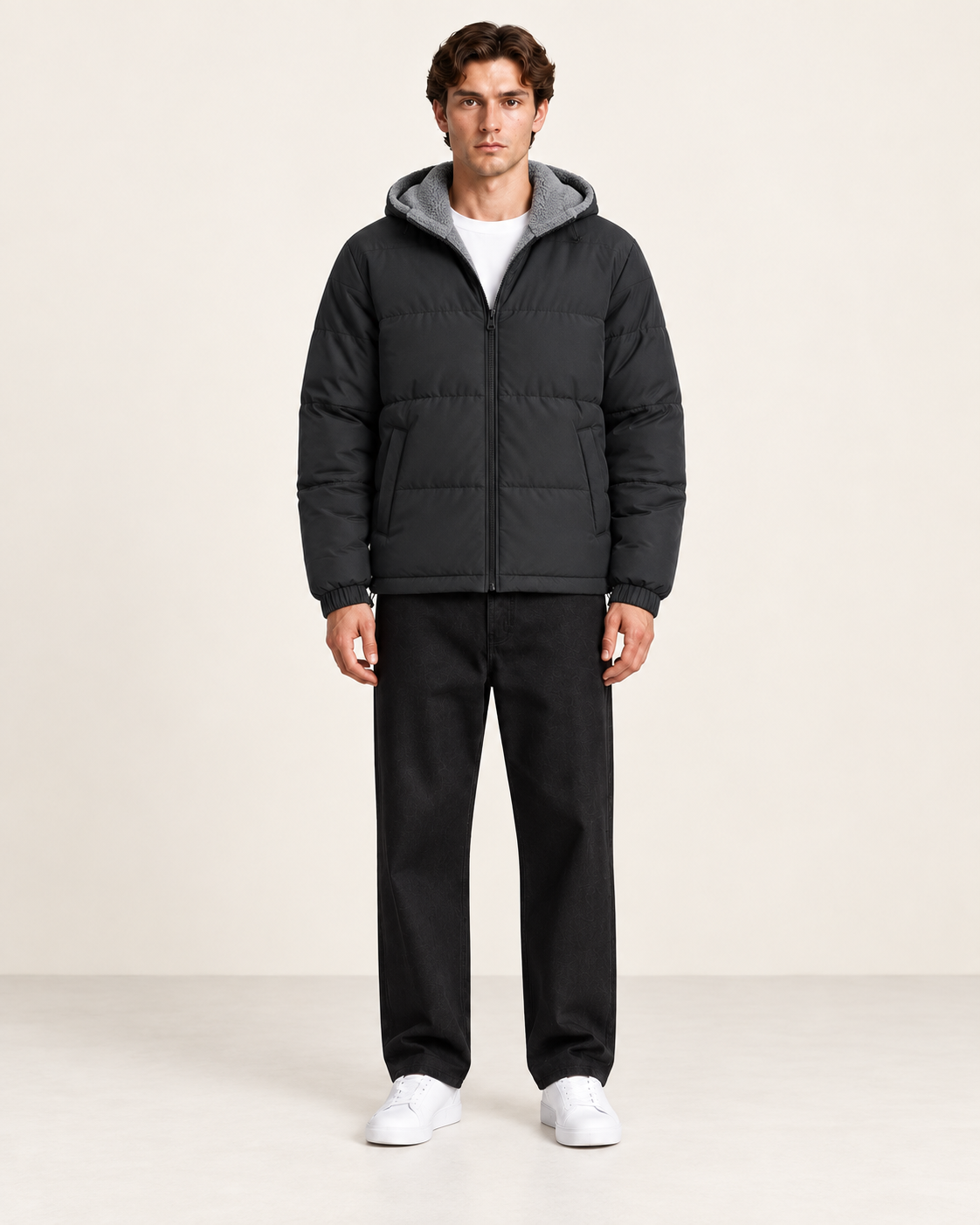 Veste matelassée à capuche Gris, vue face, dans le studio IVAREE.