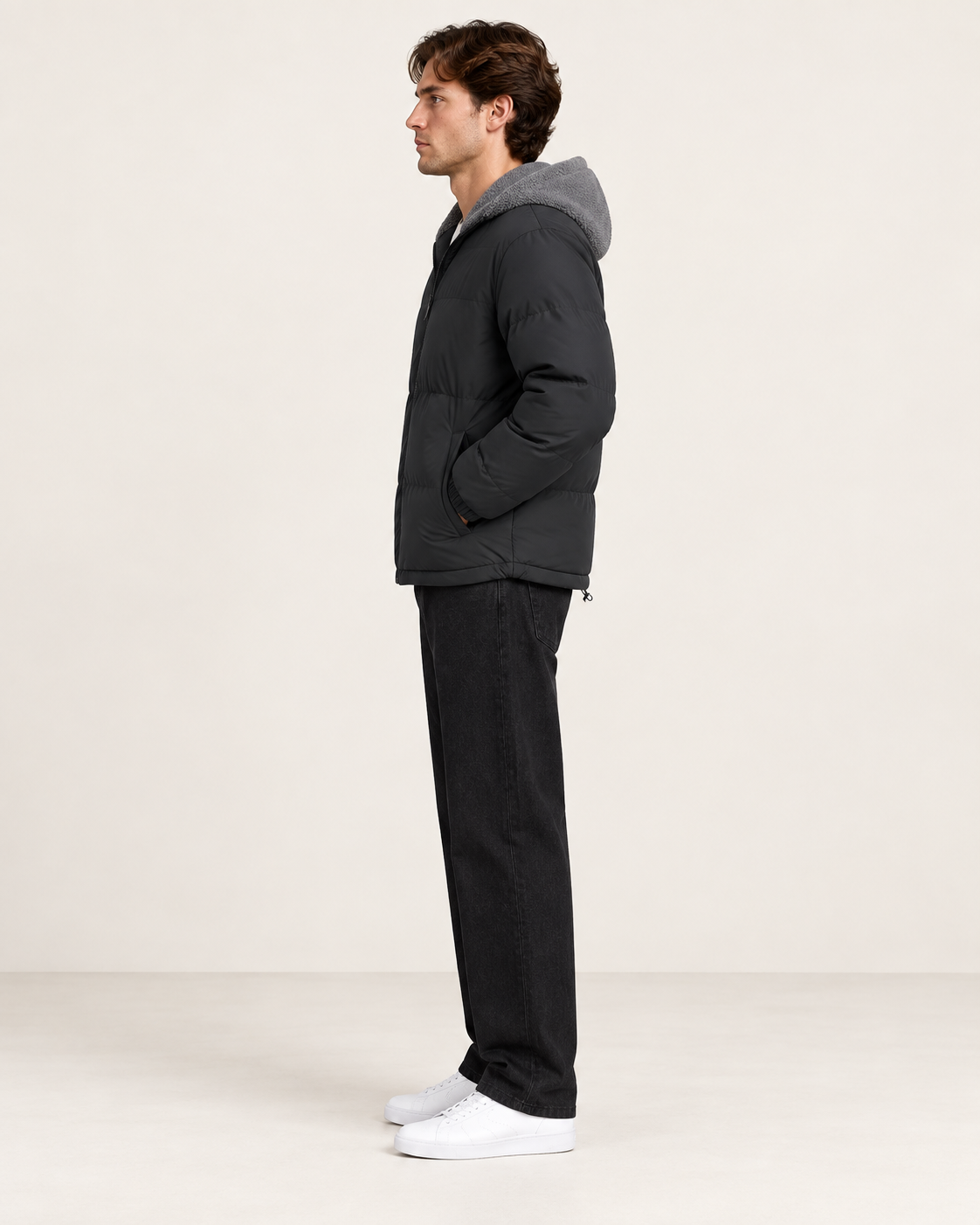 Veste matelassée à capuche gris, vue profil, dans le studio IVAREE.