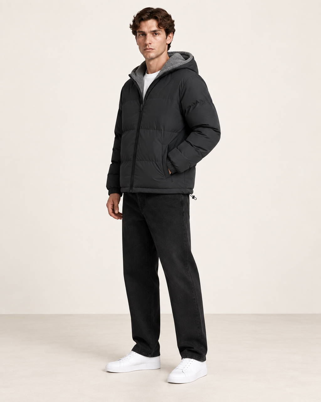 Veste matelassée à capuche gris, vue trois-quarts, dans le studio IVAREE.