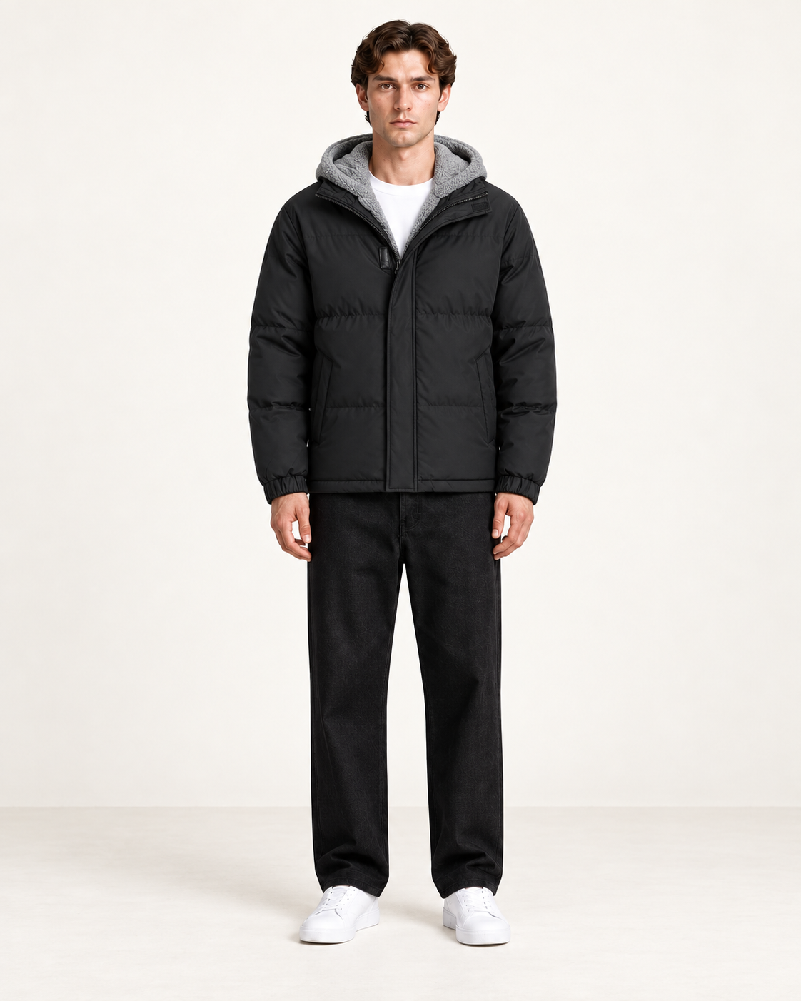 Veste matelassée à capuche Noir, vue face, dans le studio IVAREE.