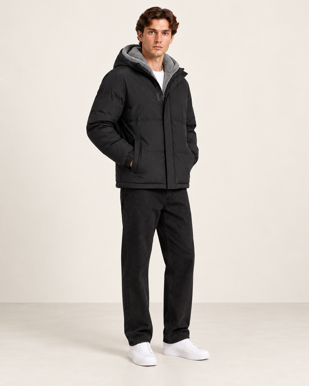 Veste matelassée à capuche noir, vue trois-quarts, dans le studio IVAREE.