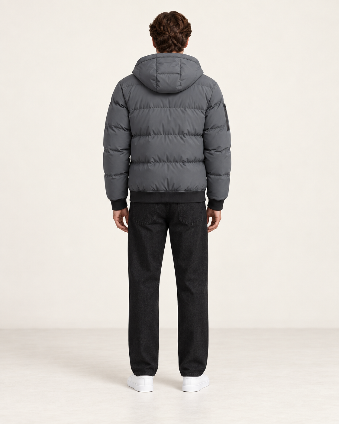 Veste matelassée doublée polaire grise, vue dos, dans le studio IVAREE.