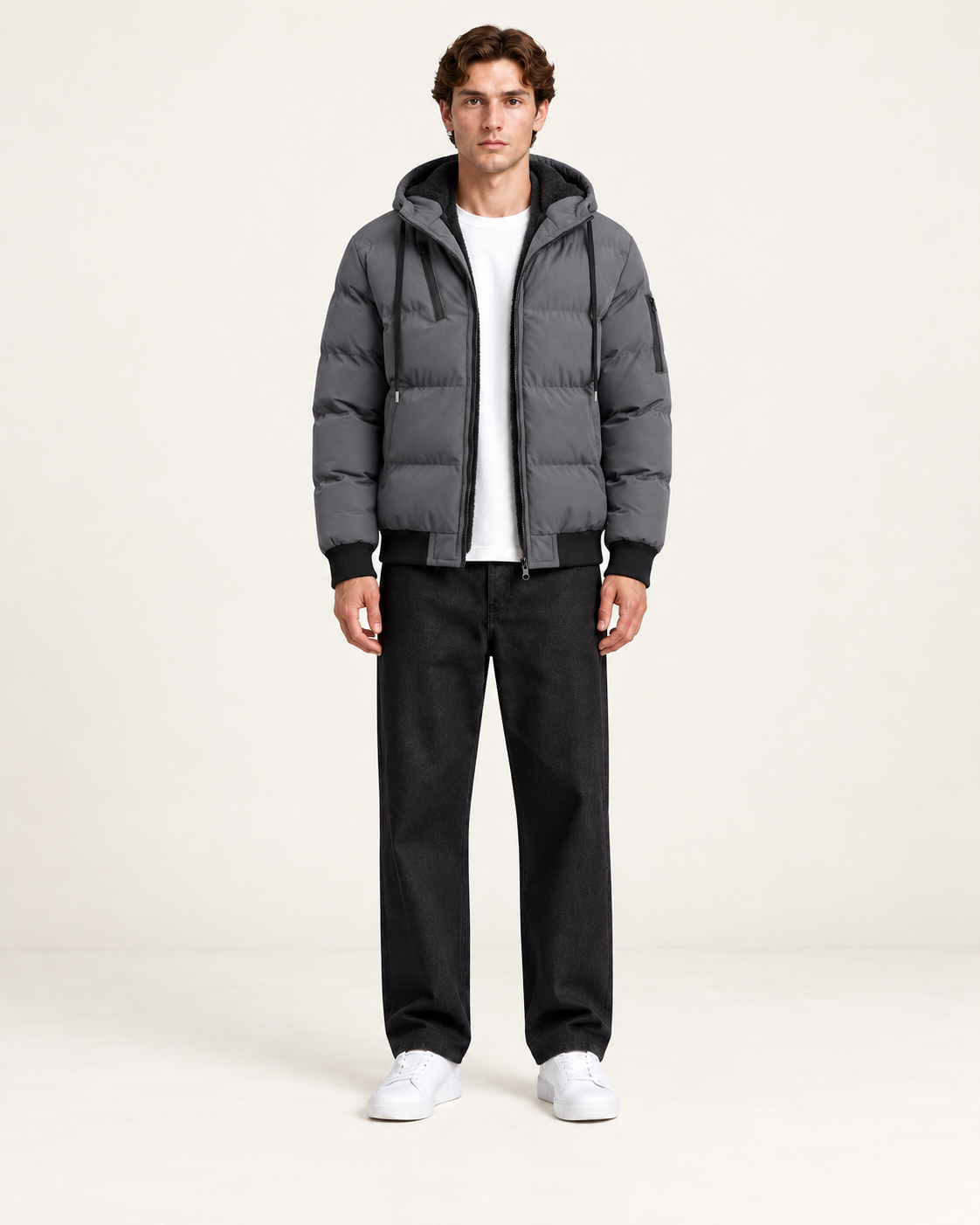 Veste matelassée doublée polaire grise, vue face, dans le studio IVAREE.