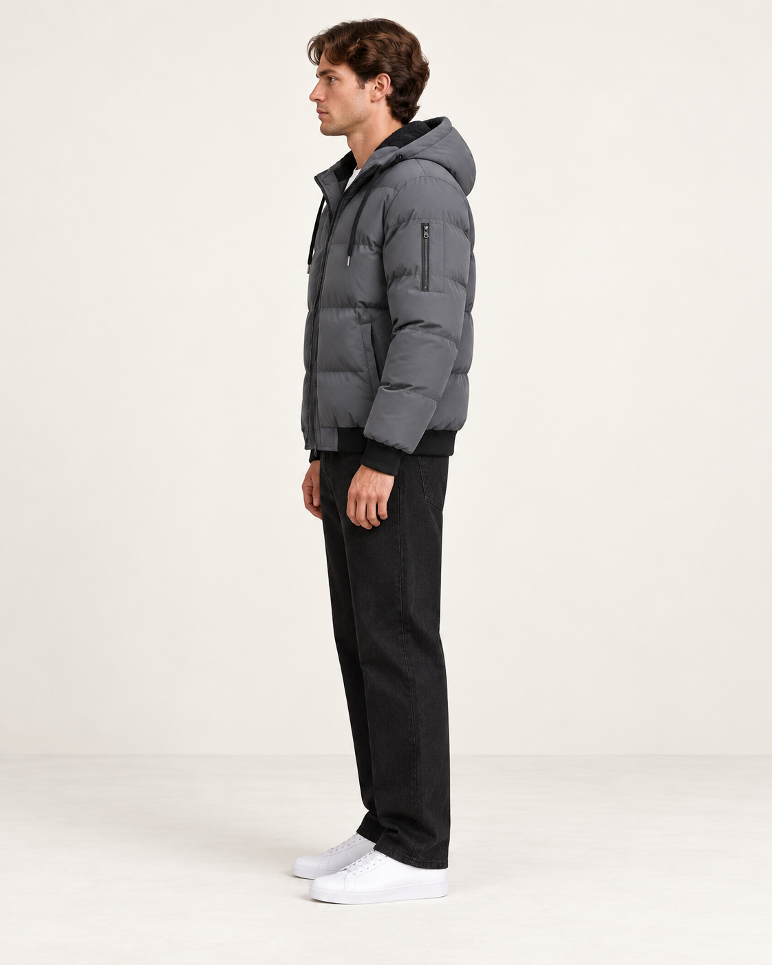Veste matelassée doublée polaire grise, vue profil, dans le studio IVAREE.