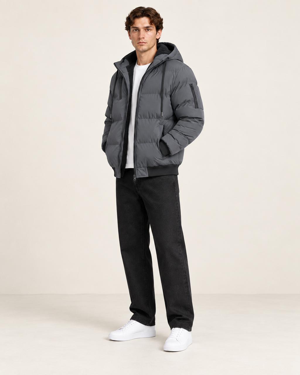 Veste matelassée doublée polaire grise, vue trois-quarts, dans le studio IVAREE.