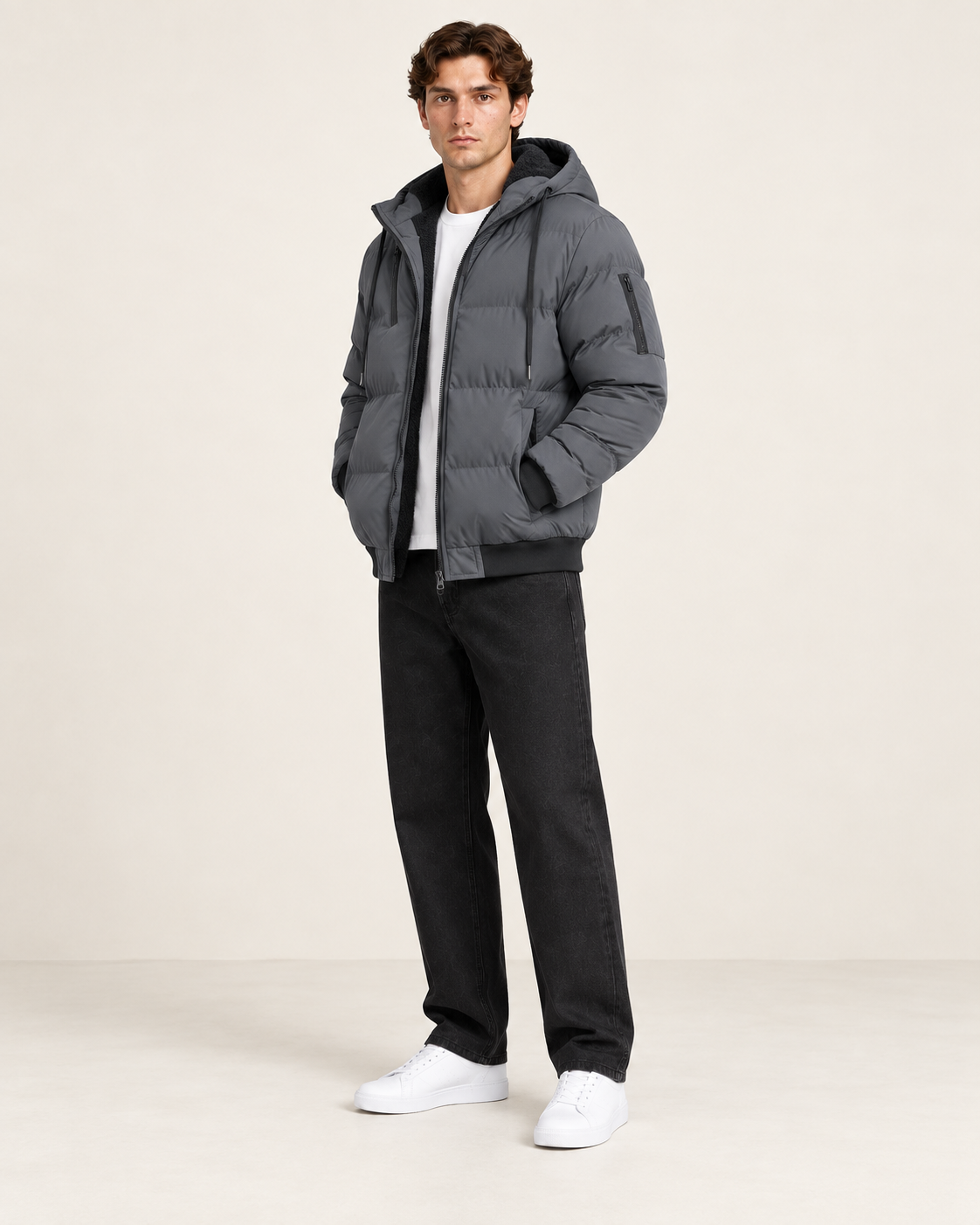 Veste matelassée doublée polaire grise, vue trois-quarts, dans le studio IVAREE.
