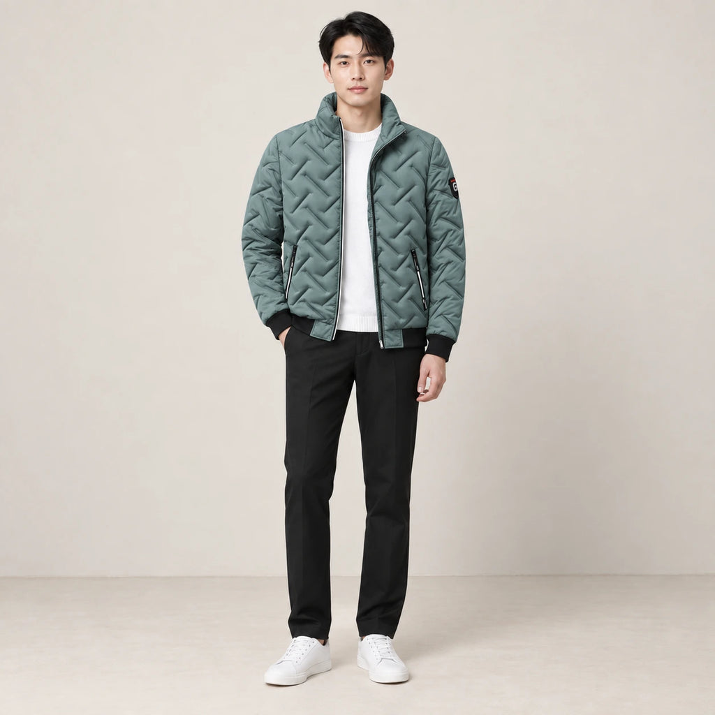 Veste matelassée vert sauge portée de face dans le studio IVAREE.