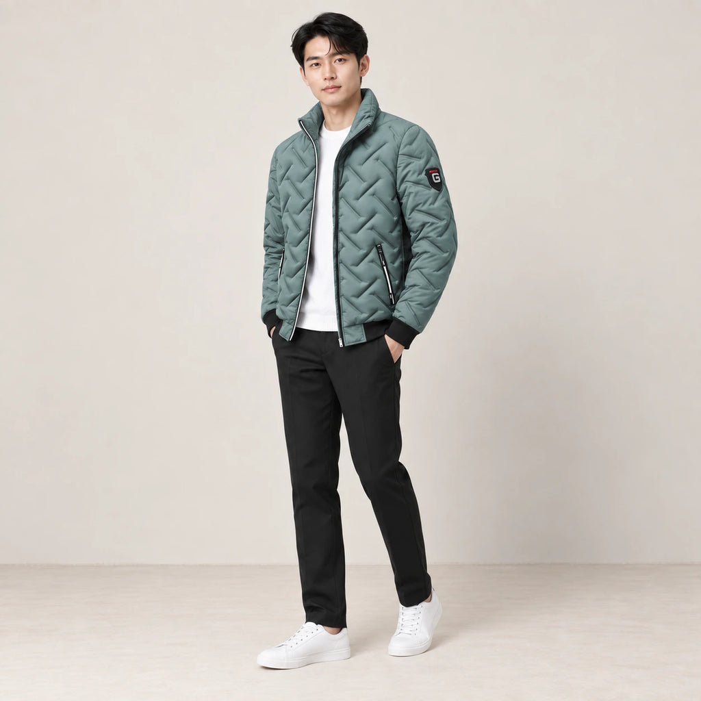Veste matelassée vert sauge portée de trois-quarts dans le studio IVAREE.