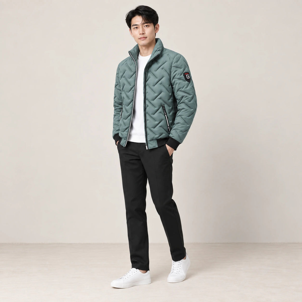 Veste matelassée vert sauge portée de trois-quarts dans le studio IVAREE.