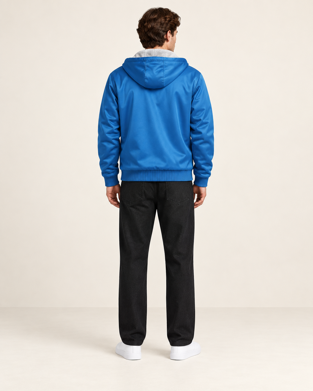 Veste polaire à capuche Bleu, vue dos, dans le studio IVAREE.