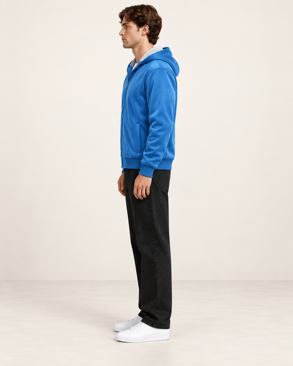 Veste polaire à capuche Bleu, vue profil, dans le studio IVAREE.