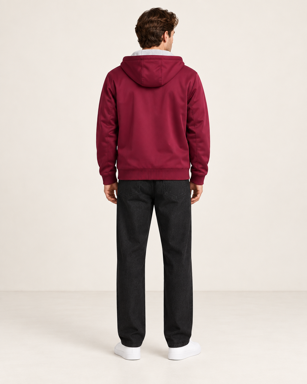 Veste polaire à capuche Bordeaux, vue dos, dans le studio IVAREE.