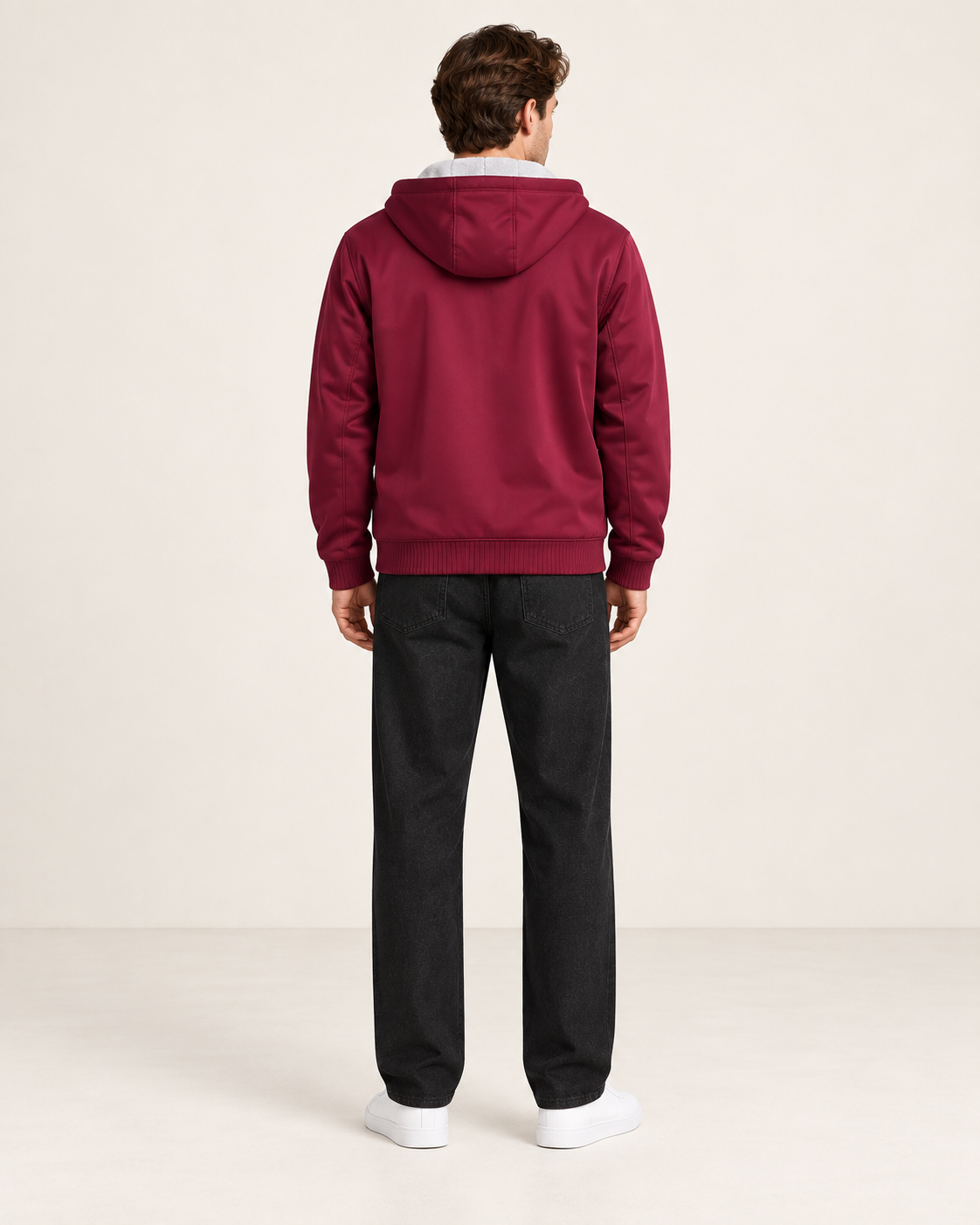 Veste polaire à capuche Bordeaux, vue dos, dans le studio IVAREE.