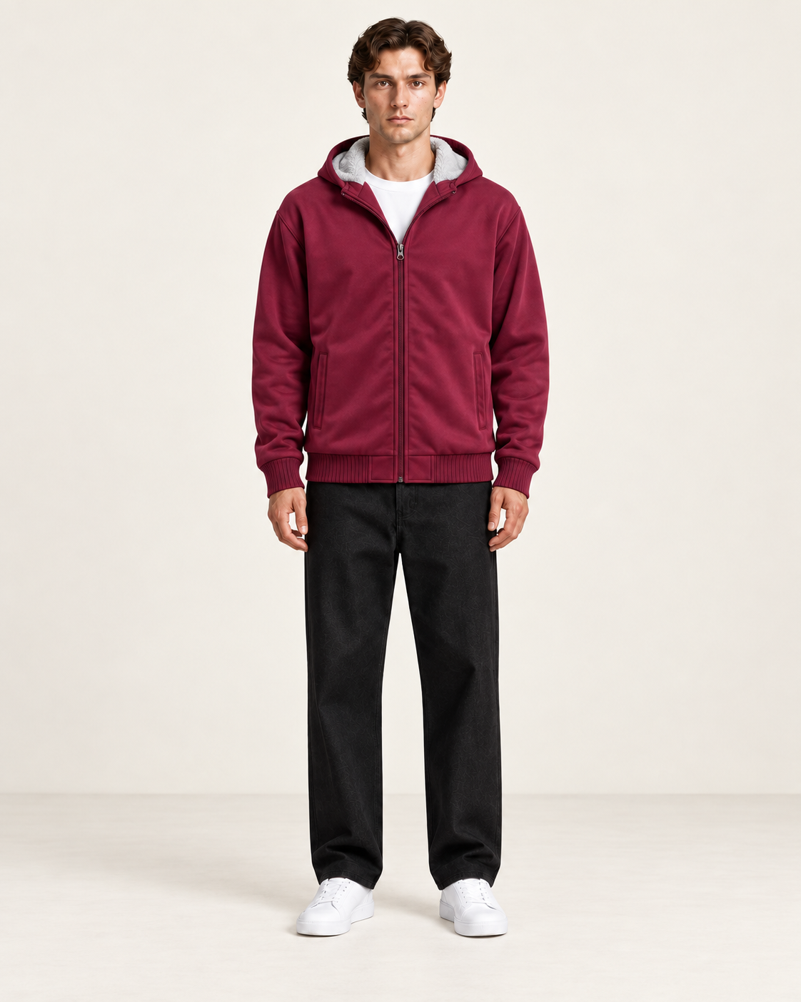 Veste polaire à capuche Bordeaux, vue face, dans le studio IVAREE.