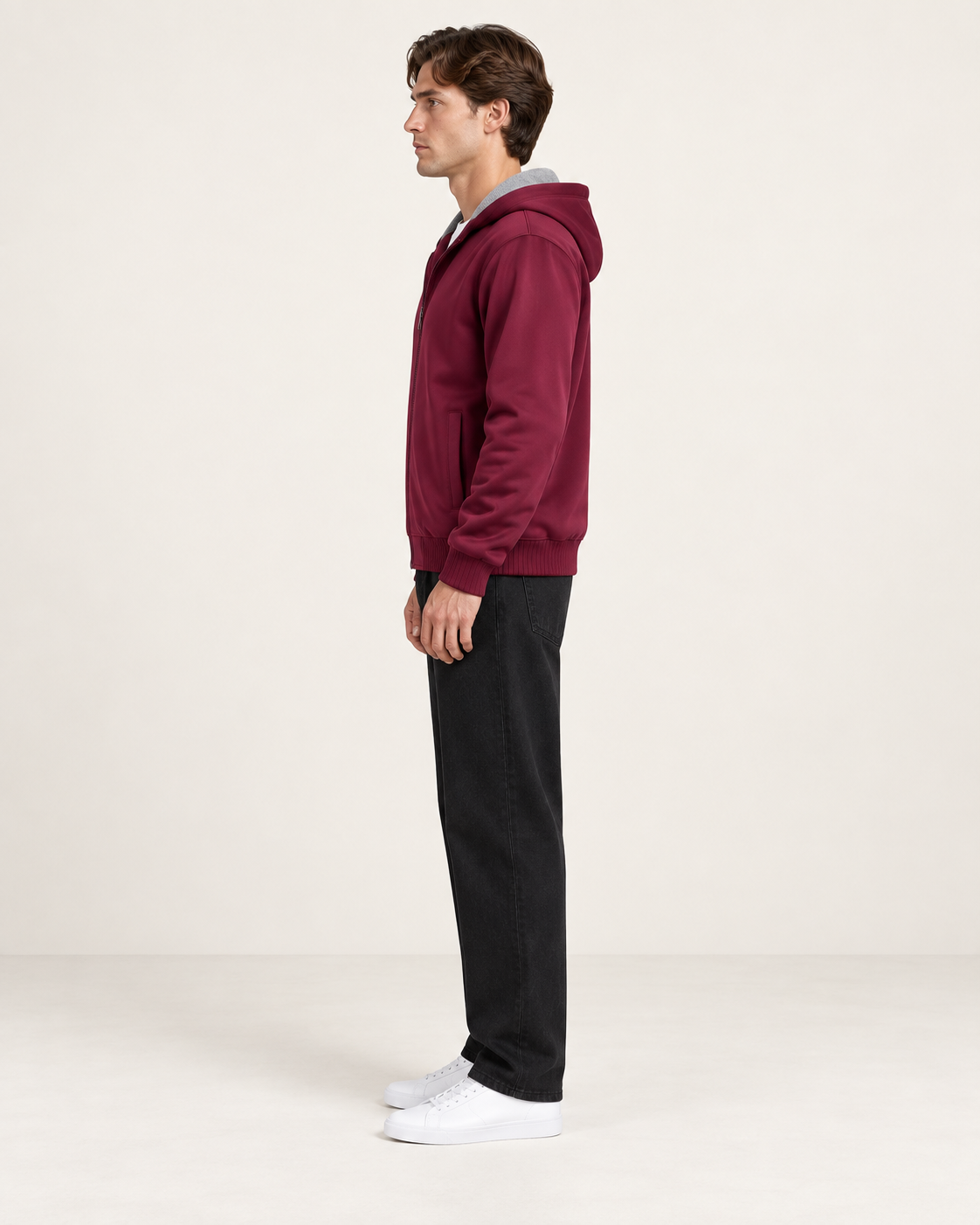 Veste polaire à capuche Bordeaux, vue profil, dans le studio IVAREE.