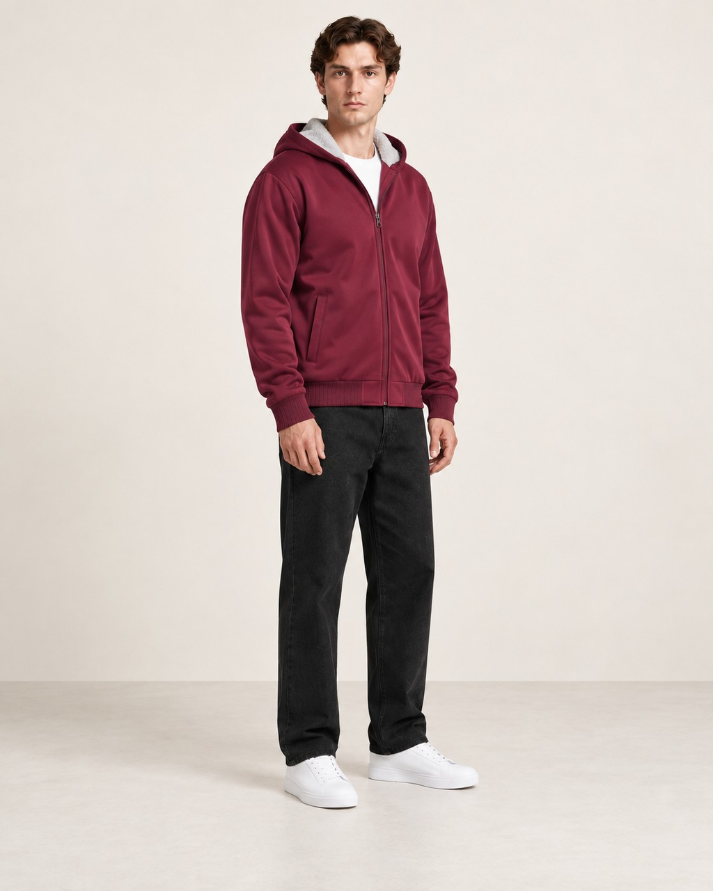 Veste polaire à capuche Bordeaux, vue trois-quarts, dans le studio IVAREE.