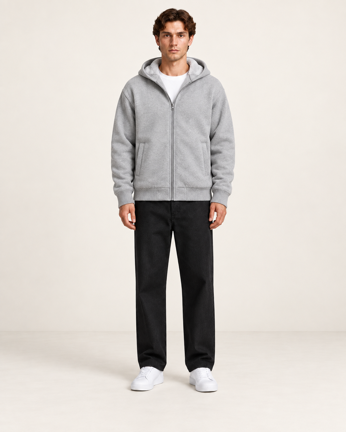 Veste polaire à capuche Gris, vue face, dans le studio IVAREE.