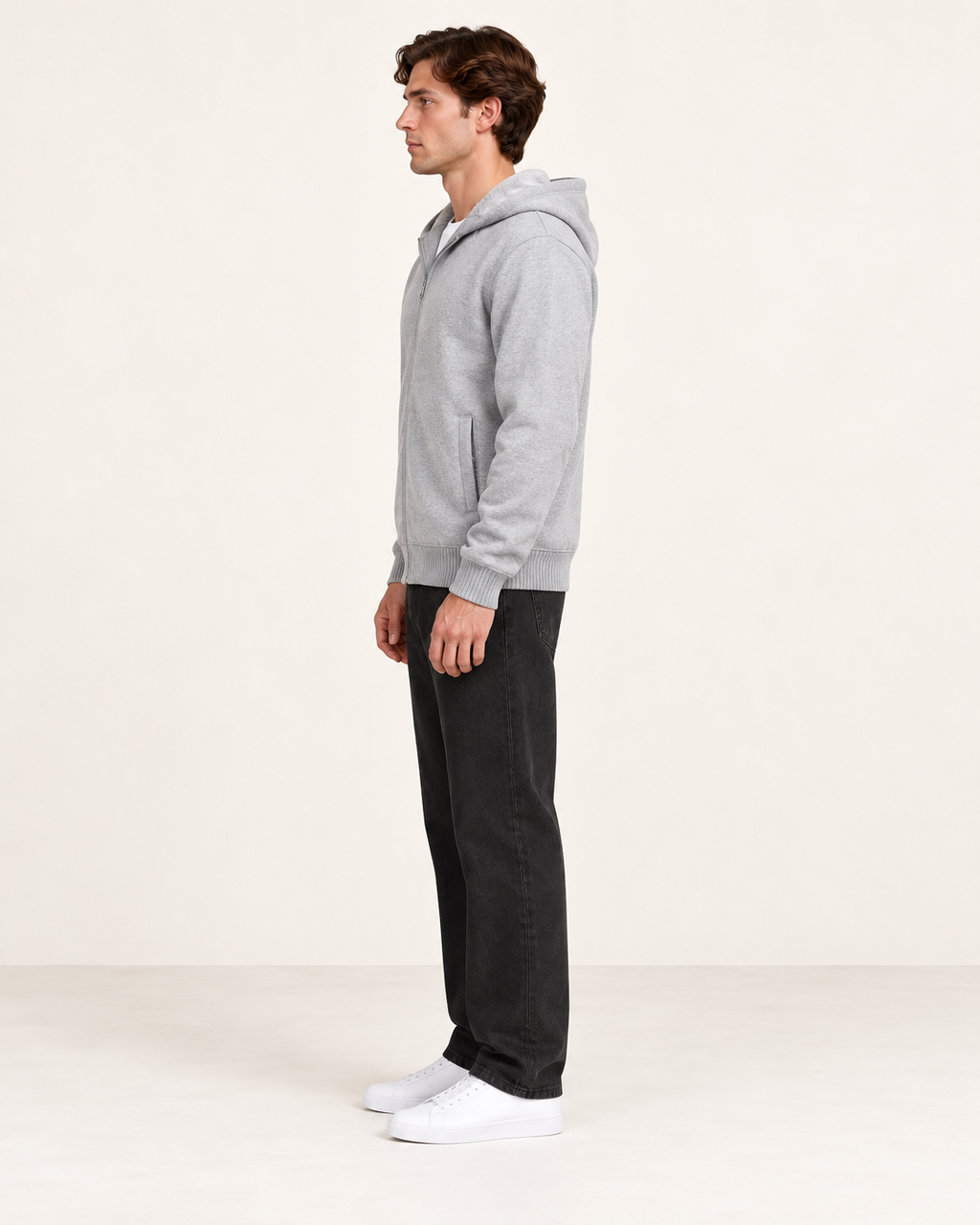 Veste polaire à capuche Gris, vue profil, dans le studio IVAREE.