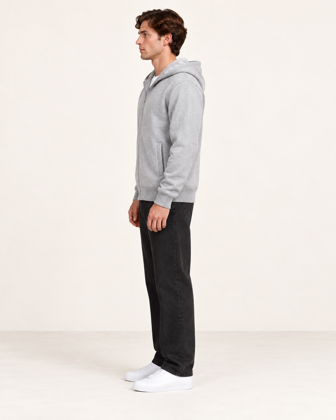 Veste polaire à capuche Gris, vue profil, dans le studio IVAREE.