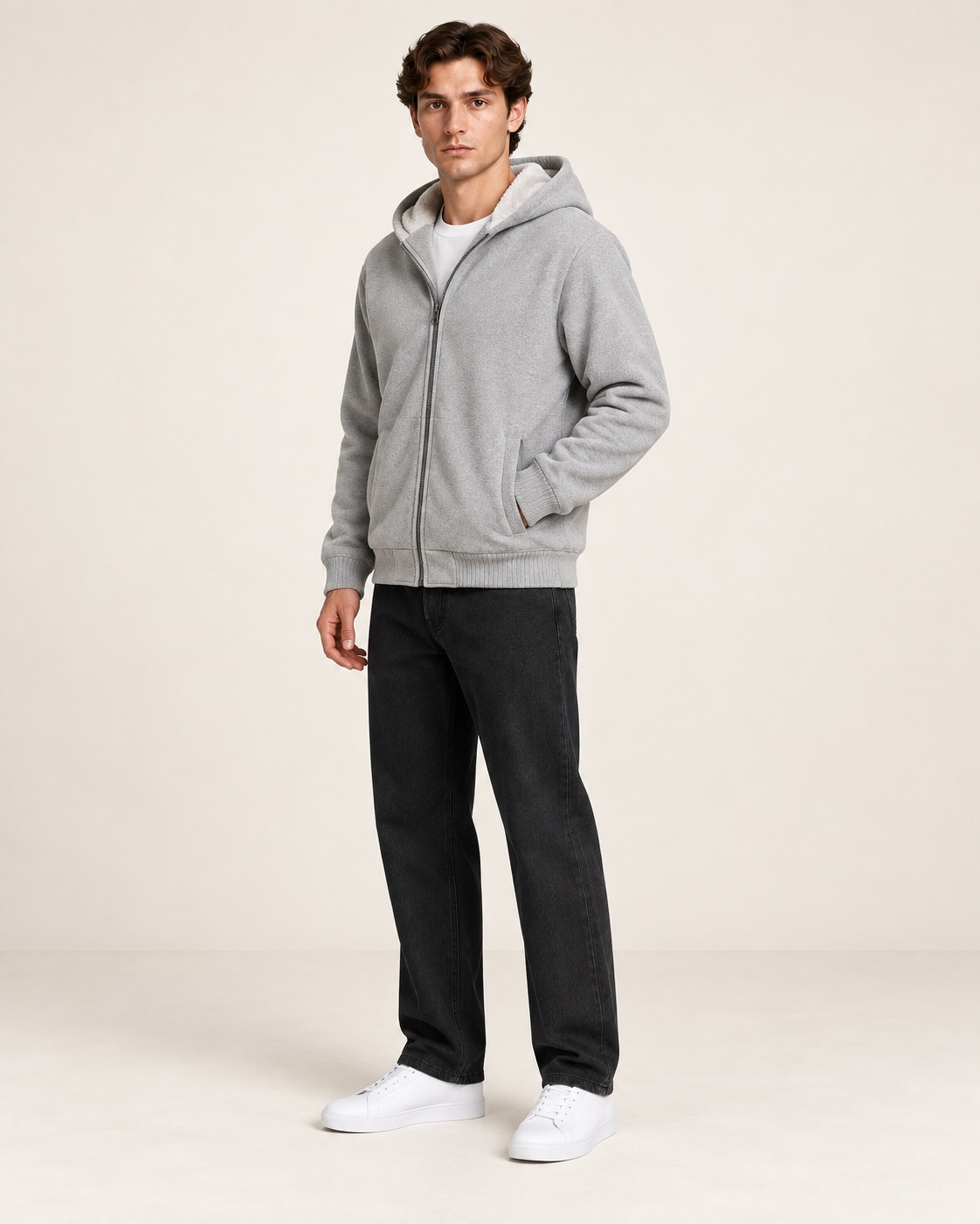 Veste polaire à capuche Gris, vue trois-quarts, dans le studio IVAREE.