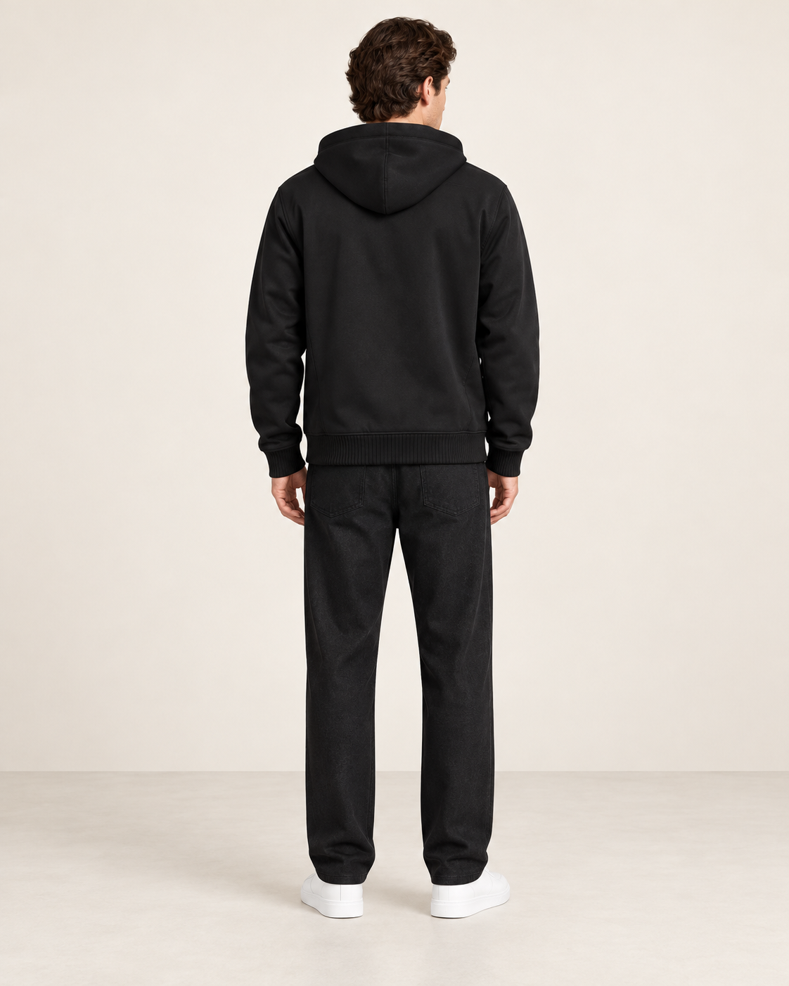 Veste polaire à capuche Noir, vue dos, dans le studio IVAREE.