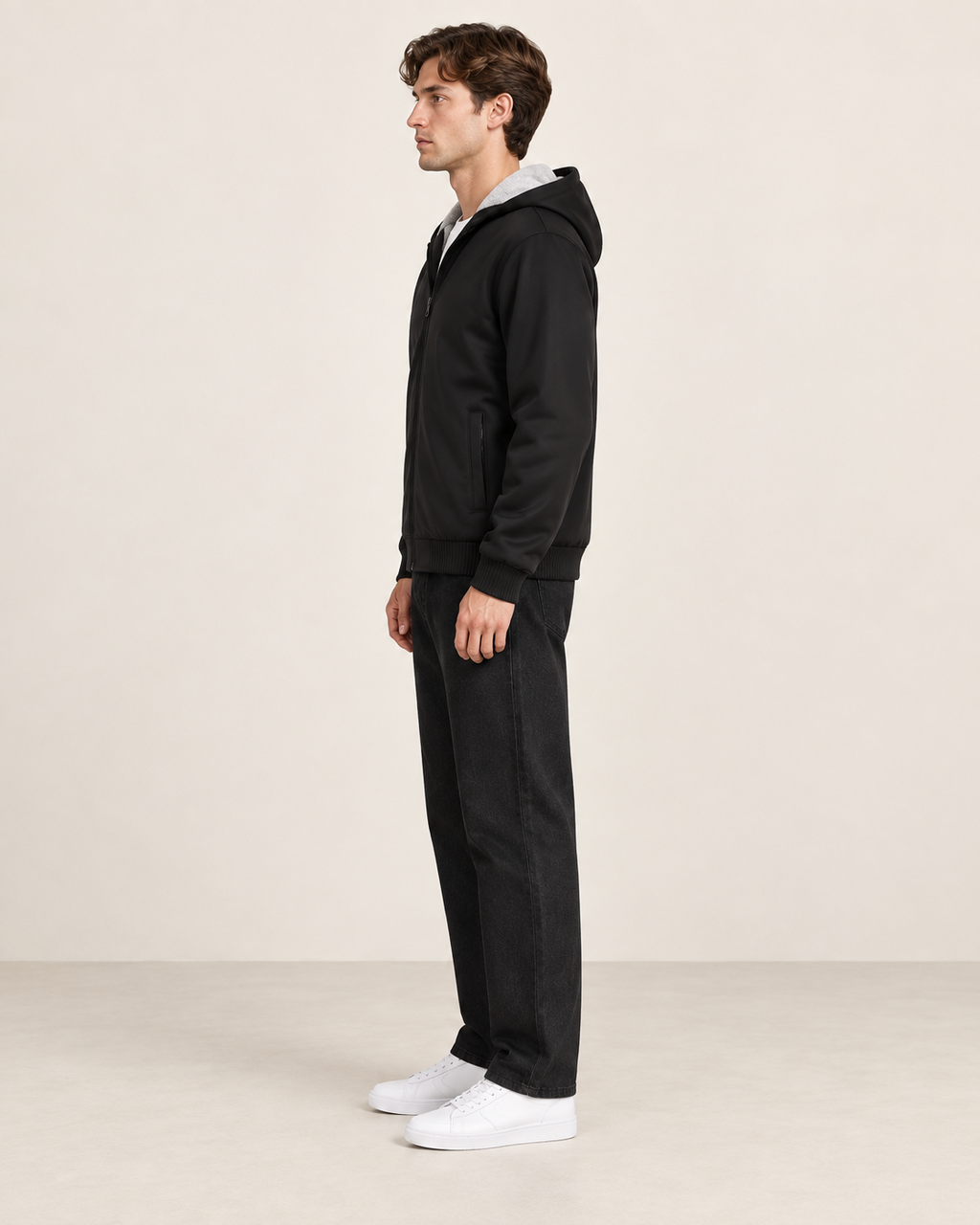 Veste polaire à capuche Noir, vue profil, dans le studio IVAREE.