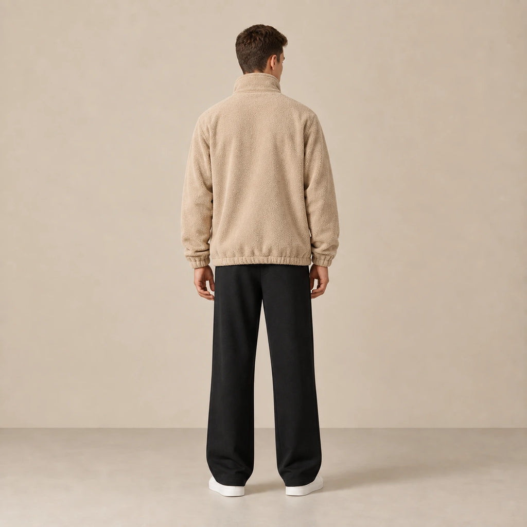 Dos uni de la veste polaire kaki clair, porté dans le studio IVAREE.