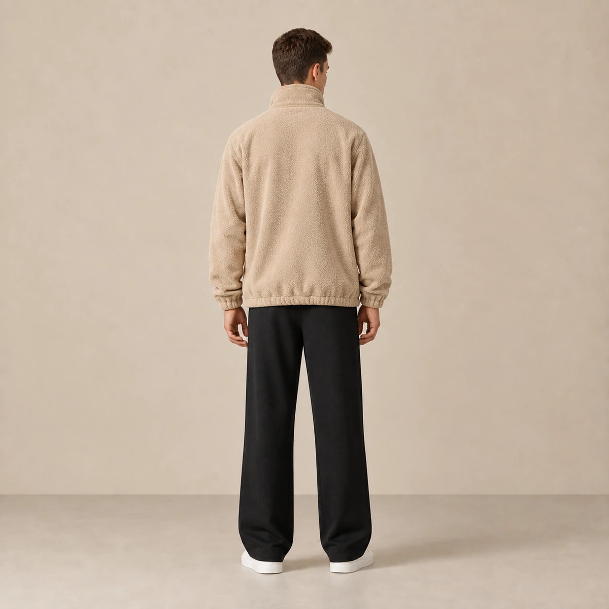 Dos uni de la veste polaire kaki clair, porté dans le studio IVAREE.
