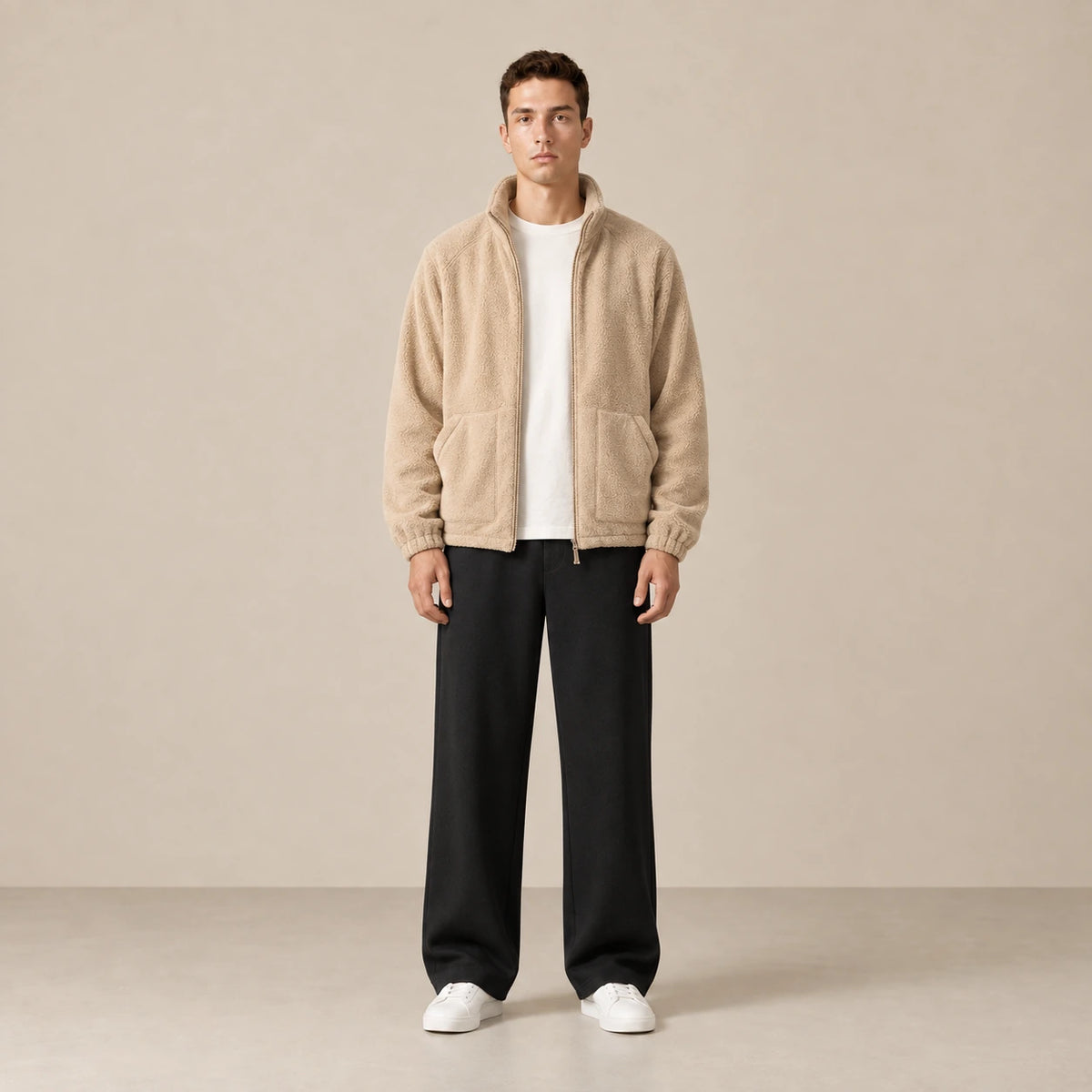 Veste polaire kaki clair à col montant, portée de face dans le studio IVAREE.