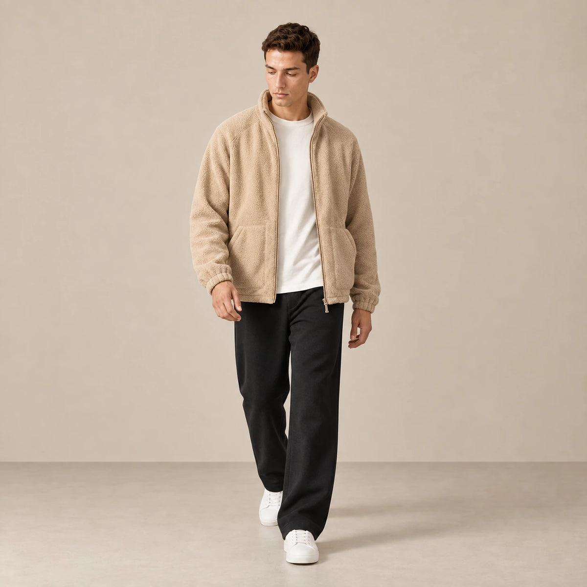 Veste polaire kaki clair portée en mouvement dans le studio IVAREE.
