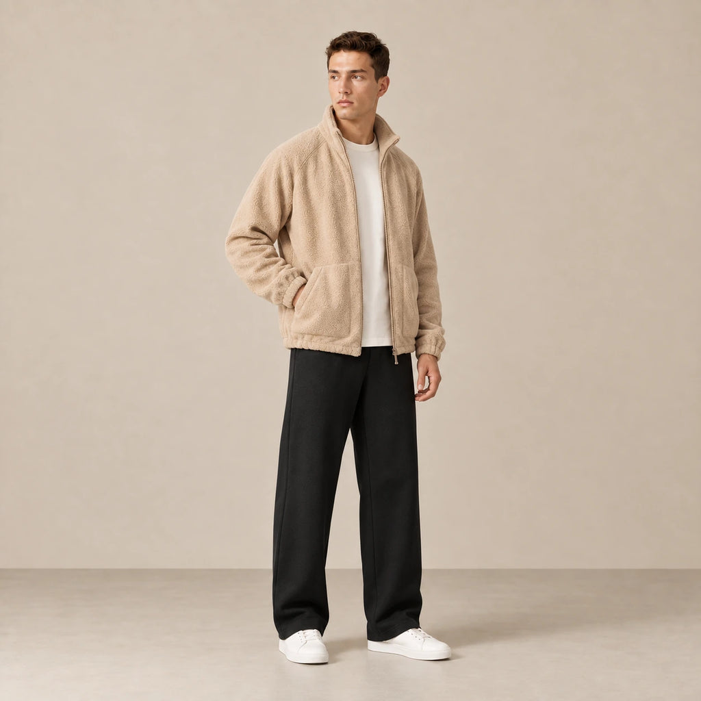 Veste polaire kaki clair zippée, portée de trois-quarts dans le studio IVAREE.