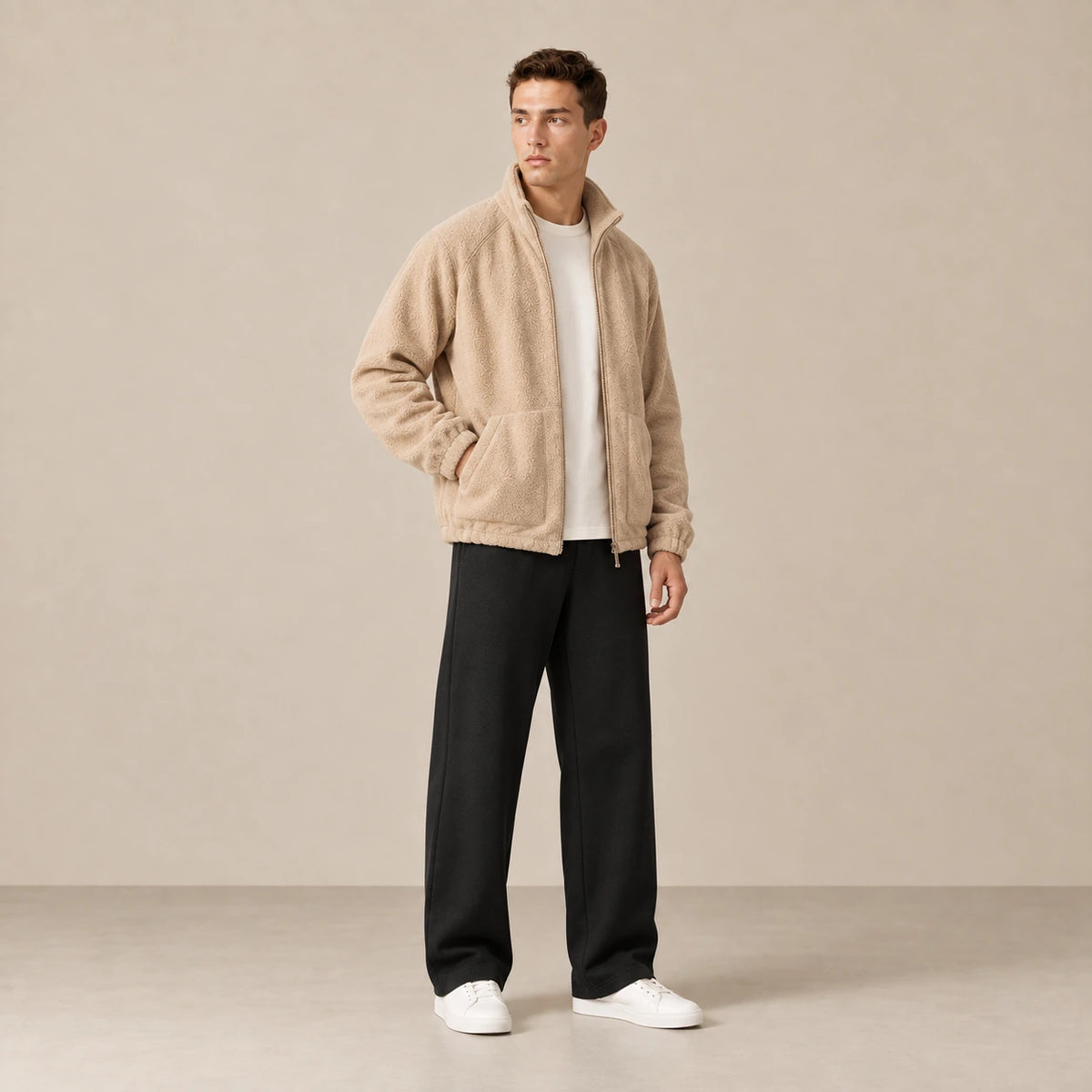 Veste polaire kaki clair zippée, portée de trois-quarts dans le studio IVAREE.