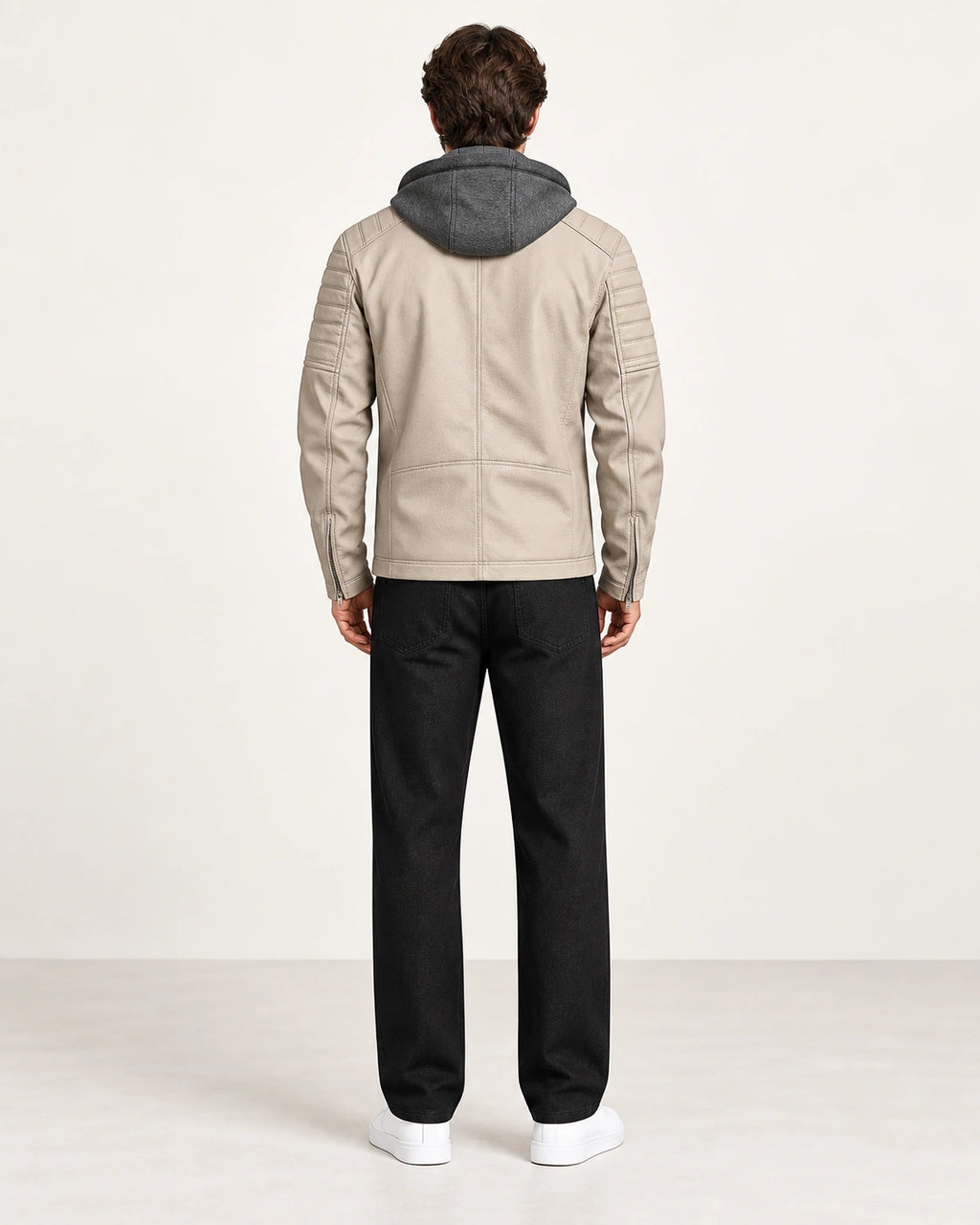Veste softshell à capuche beige portée de dos dans le studio IVAREE.