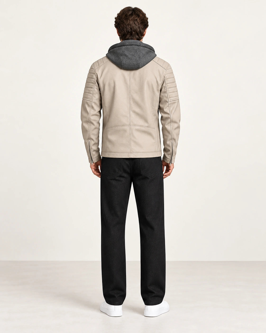 Veste softshell à capuche beige portée de dos dans le studio IVAREE.