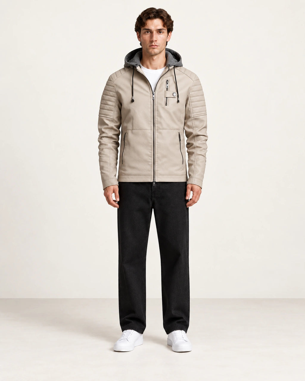 Veste softshell à capuche beige portée de face dans le studio IVAREE.