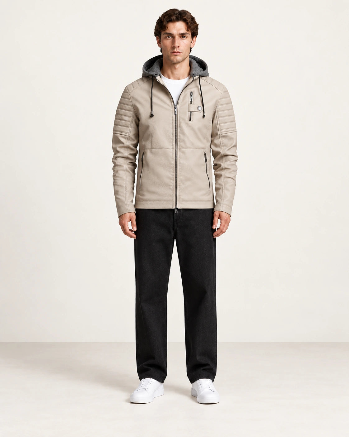 Veste softshell à capuche beige portée de face dans le studio IVAREE.