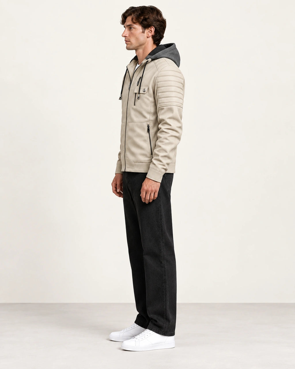 Veste softshell à capuche beige portée de profil dans le studio IVAREE.