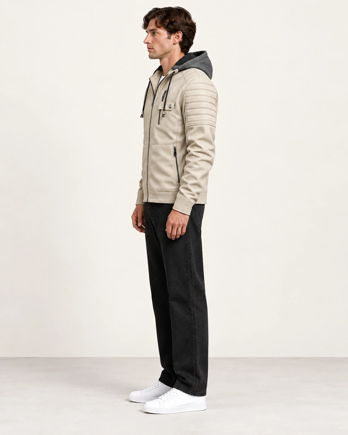 Veste softshell à capuche beige portée de profil dans le studio IVAREE.