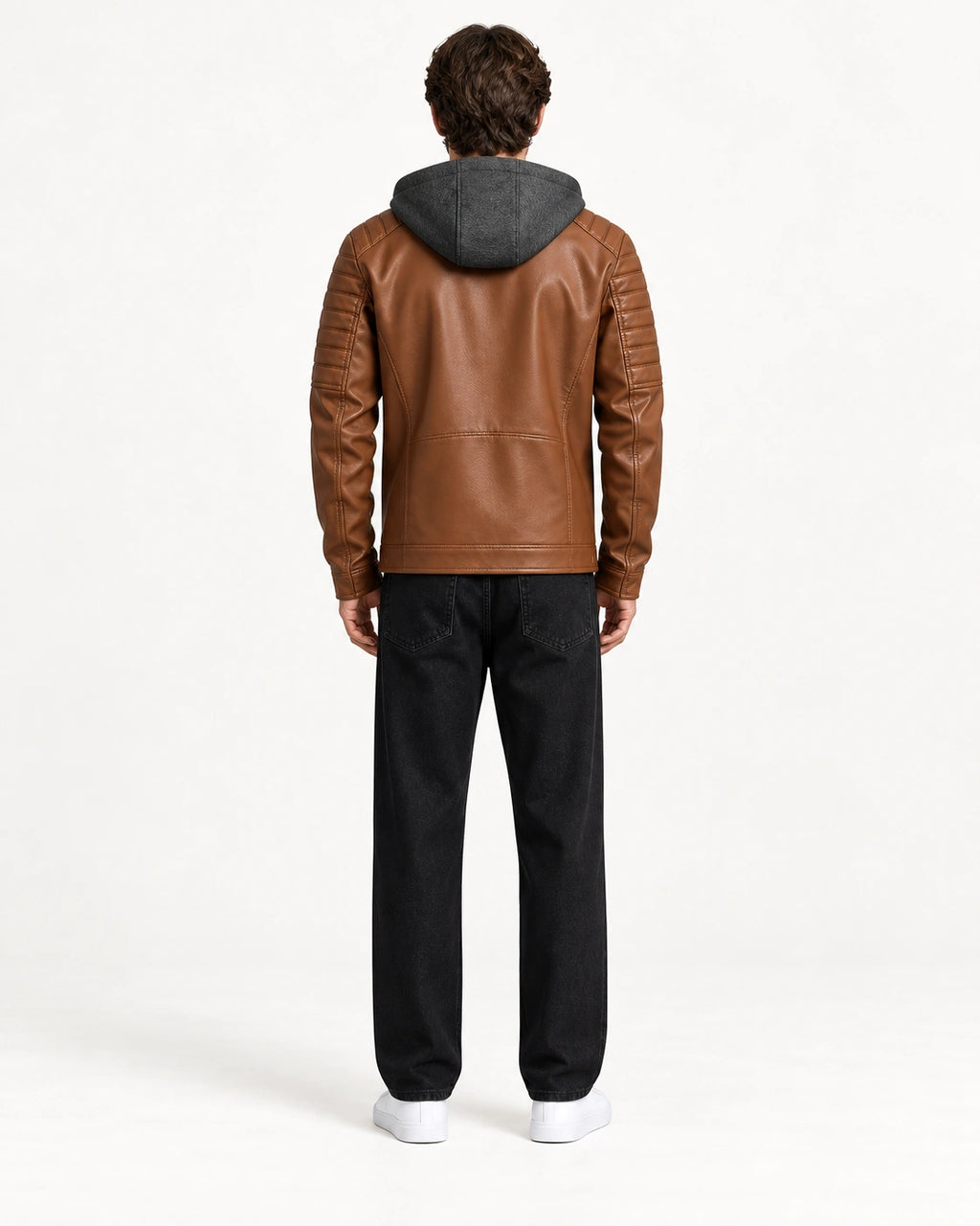 Veste softshell à capuche marron portée de dos dans le studio IVAREE.