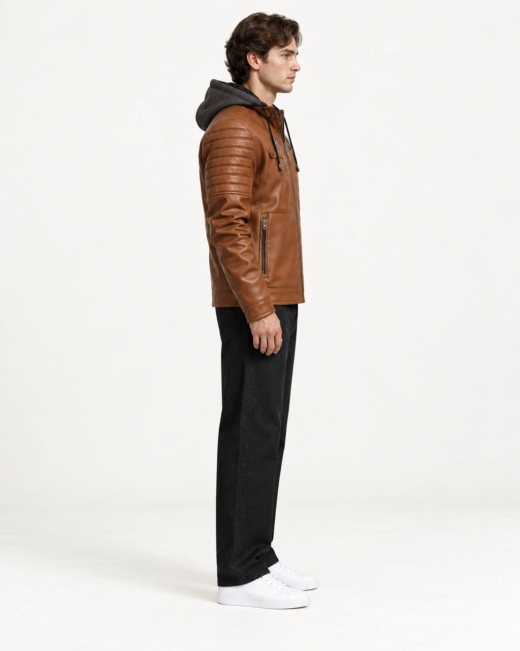 Veste softshell à capuche marron portée de profil dans le studio IVAREE.