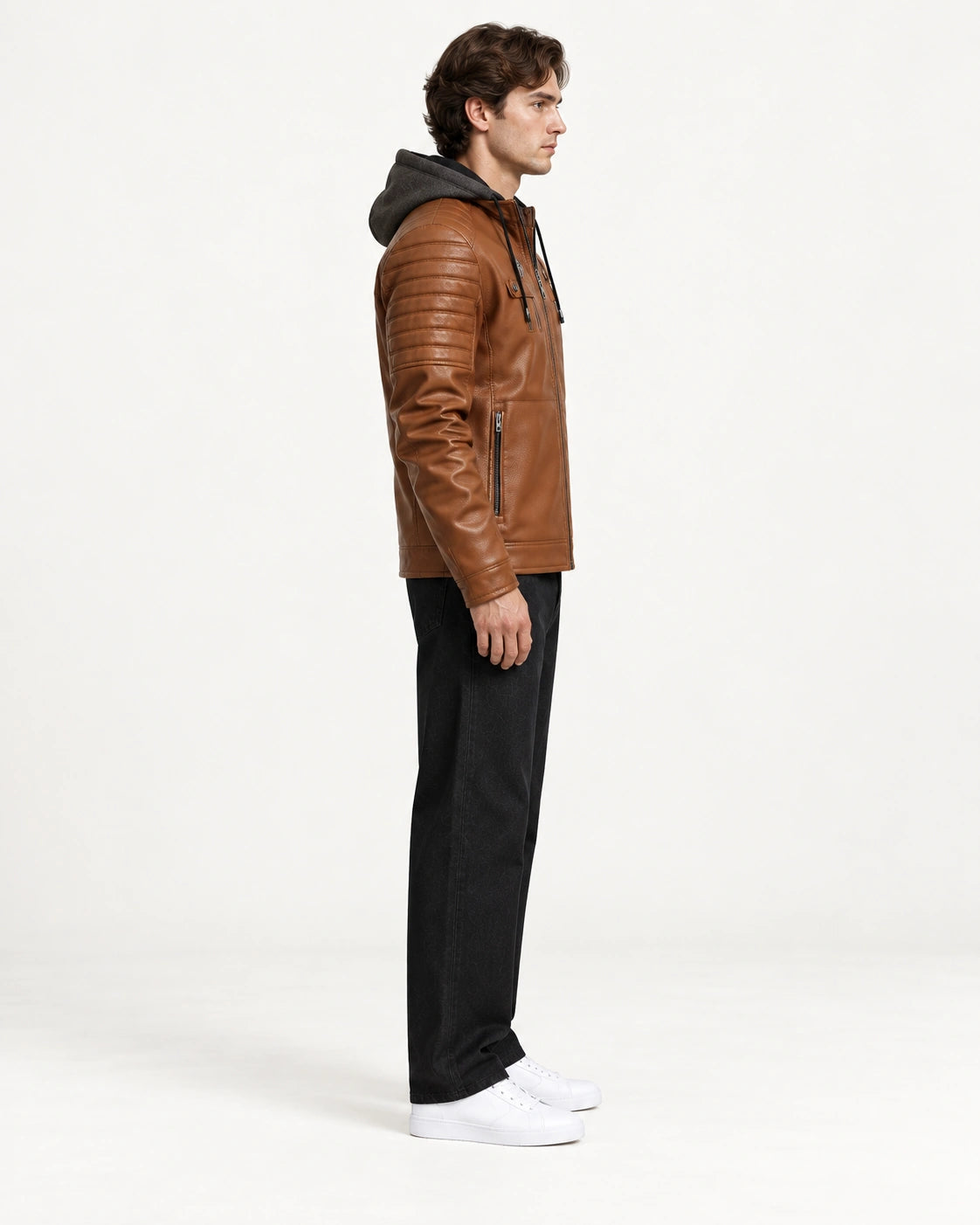 Veste softshell à capuche marron portée de profil dans le studio IVAREE.
