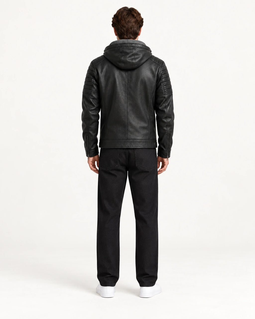 Veste softshell à capuche noire portée de dos dans le studio IVAREE.